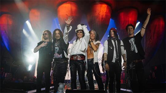 Seit 2012 sind Schauspieler und Gitarrist Johnny Depp (2.v.l.) und Rocklegende Alice Cooper (3.v.l.) Bandkollegen bei den Hollywood Vampires.