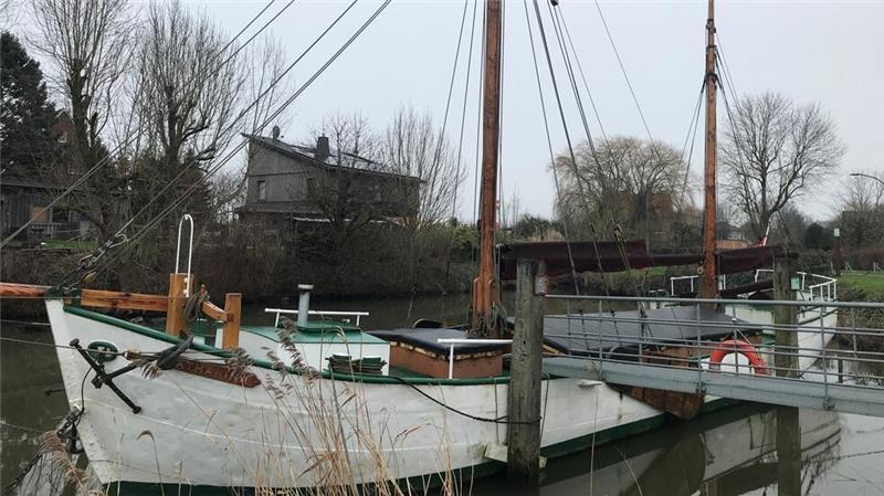 Krautsand: Mit dem Kuss-Walzer ins 90. Jahr Seit 2013 liegt der Elbewer Catharina im ehemaligen Krautsander Hafen. Er erinnert an die Hochzeit der Schifffahrt auf der Elbinsel.