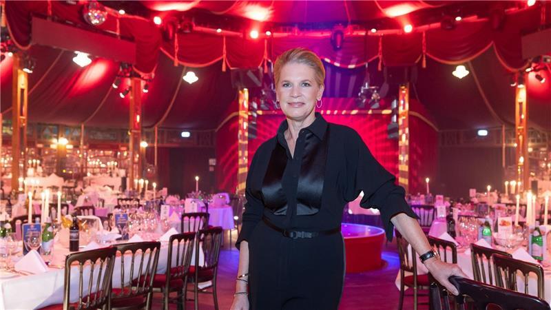 Seit 2014 bietet die 54-Jährige unter der Kuppel eines roten Zirkuszeltes ihren Gästen ein Vier-Gänge-Menü im Kerzenschein in Kombination mit beeindruckender Zirkuskunst auf engstem Raum.