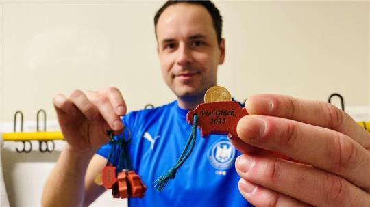 Seit 2018 sammelt Schiedsrichter Jannik Otto die Glücksschweine.