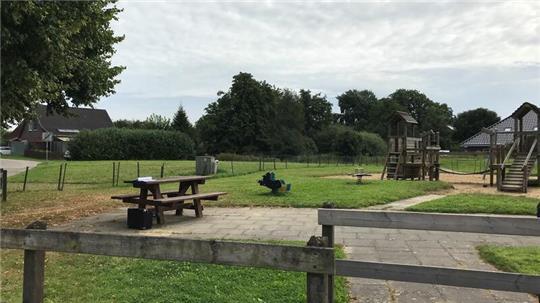 Seit 2018 will die Gemeinde Drochtersen im Bereich des Spielplatzes im Fasanenweg eine Kita bauen. Doch Nachbarn klagten. Nun hat das Verwaltungsgericht Stade in einem Fall ein Urteil gesprochen.