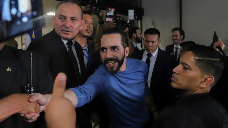 Seit 2019 ist Nayib Bukele (M) der Präsident El Salvadors.