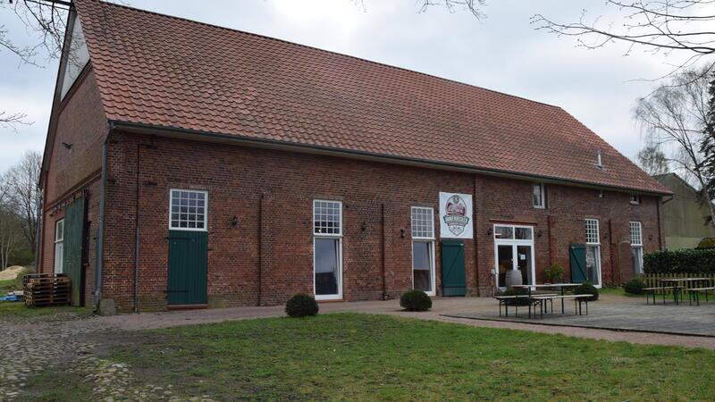 Letztes Bier aus Buxtehude wird ausgeschenkt: Landbrauerei Hacker verabschiedet sich Seit 2019 produzierte die Landbrauerei Hacker in diesem Gebäude auf dem Gut Immenbeck handgemachtes Bier.