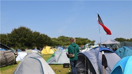 Seit 2023 ist das Camp auf Sylt auf dem Tinnumer Festplatz untergebracht. (Archivbild)