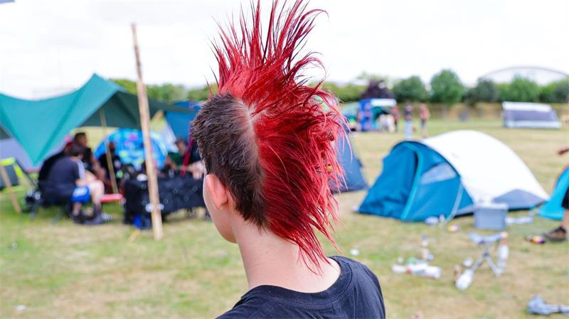 Punk-Camp auf Sylt darf vorerst stattfinden Seit 2023 ist das Camp auf dem Tinnumer Festplatz untergebracht. (Archivbild)
