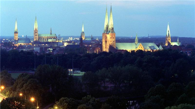 Vertrag zum Erhalt Lübecker Altstadtkirchen unterzeichnet Seit 2023 sammelt die Stiftung „Sieben Türme plus“ Geld für den Erhalt der Lübecker Altstadtkirchen. Mit der Unterzeichnung des Stiftungsvertrages ist sie jetzt auch offiziell gegründet worden.