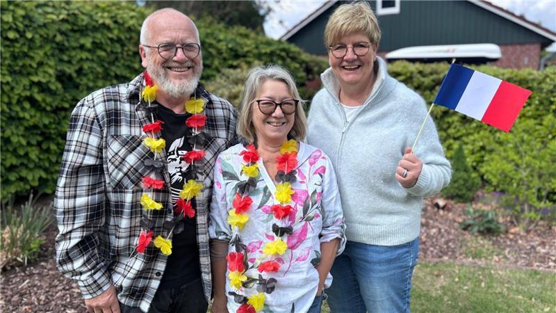 Seit 22 Jahren enge Freunde: Didier und Mireille Fleury (Mitte) aus Asfeld und Ina Hildebrandt-Heins aus Harsefeld.