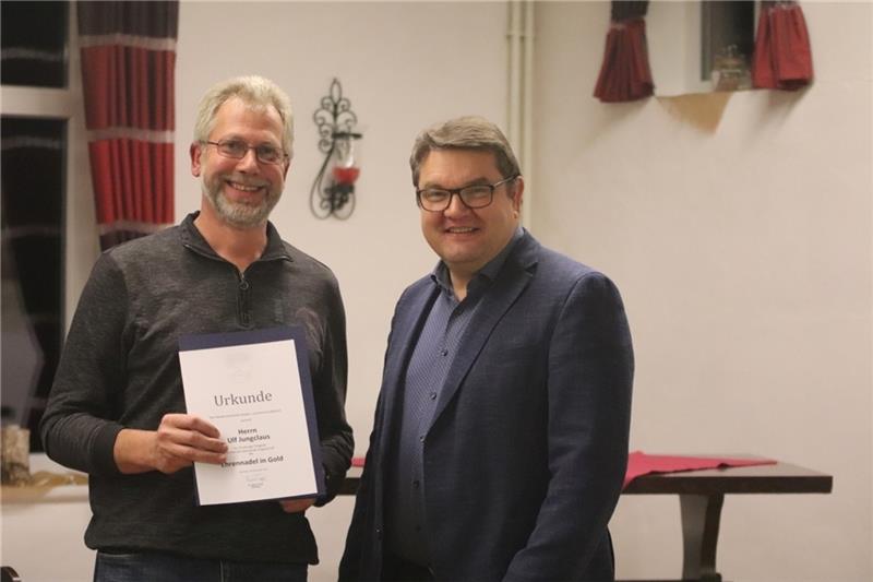 Seit 25 Jahren im Rat: Ulf Junglcaus (links) erhält die goldene Ehrennadel von Holger Falcke.