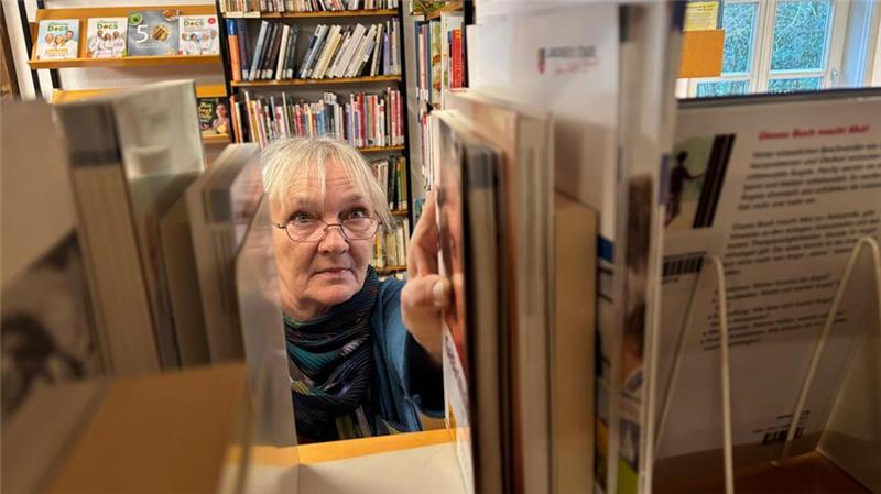 Seit 25 Jahren ist Annette Kokott für die Horneburger Bücherei verantwortlich.
