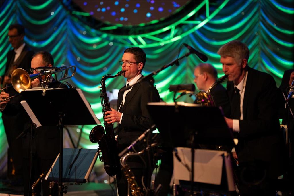 Seit 30 Jahren spielt das Orchester auf allen großen Bühnen Tanzmusik von Walzer...