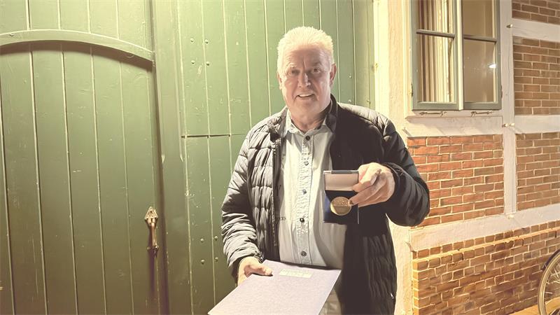 „Bewegte Zeiten“: Dank an Beckmann-Frelock und weitere Apenser Politiker Seit 30 Jahren und weiterhin ehrenamtlich in der Kommunalpoltik aktiv: Gerd Elmers (CDU) zeigt seine Auszeichnung vom Niedersächsischen Städte- und Gemeindebund.