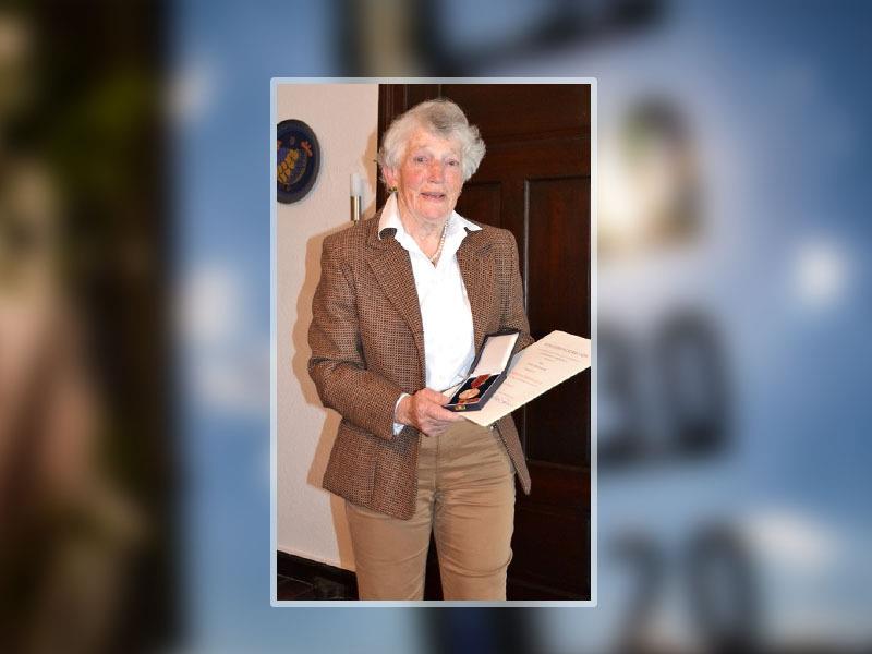Seit 41 Jahren beobachtet die Freiburgerin Gisela Beckmann für den Deutschen Wetterdienst das Wetter. Nun wurde sie dafür mit der Bundesverdienstmedaille geehrt. Foto: Helfferich