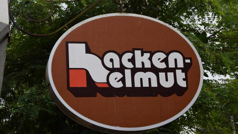 Seit 44 Jahren existiert der Schuhmacherbetrieb Hacken-Helmut: Der Name ist griffig und humorvoll.