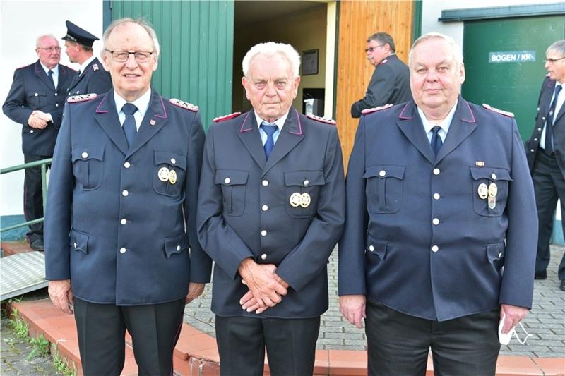 Seit 50 Jahren bei der Feuerwehr (von links): Bernd Staats, Heinrich Wille und Manfred Karsten. Foto: Beneke