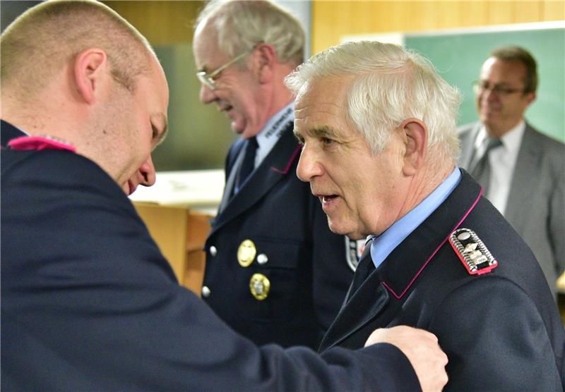 Seit 50 Jahren dabei: Vize-Kreisbrandmeister Henning Klensang ehrt die Feuerwehrleute Günther Wiebusch und Horst-Wilhelm Deede. Foto Beneke