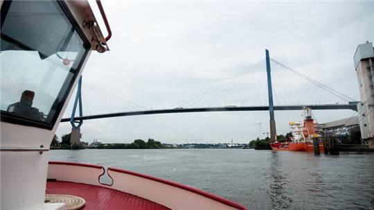Seit 50 Jahren überspannt die Köhlbrandbrücke einen Arm der Elbe im Hamburger Hafen.