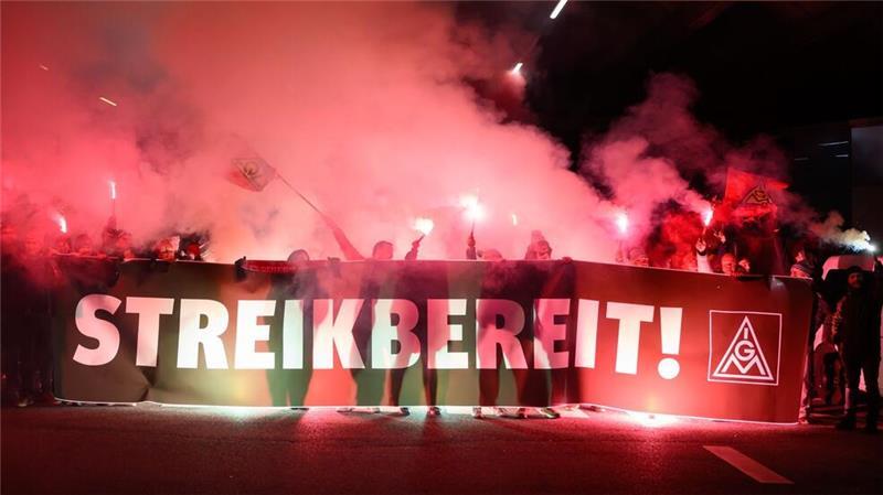 66.000 Autobauer bei VW-Streiks: „Vorstand raus!“ Seit 9.30 Uhr am Montagvormittag wird bei VW an neun Standorten gestreikt.