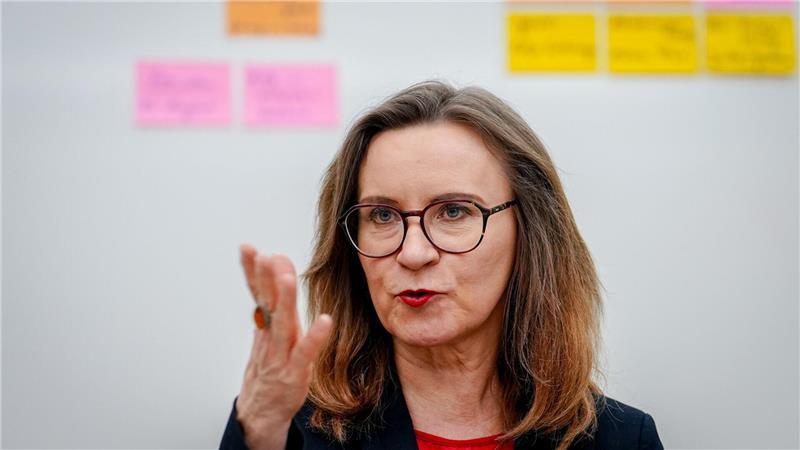 Chefin von DB Cargo muss gehen - Sigrid Nikutta verliert Job Seit Anfang 2020 leitete Sigrid Nikutta DB Cargo - die Gütertochter der Deutschen Bahn fuhr in all den Jahren aber weiter Verluste ein. (Archivbild)