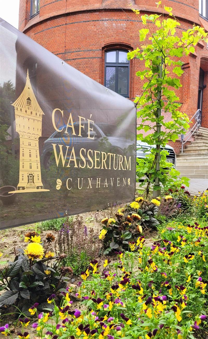 Wasserturm Cuxhaven vor dem Aus? Betreiber schließen Verkauf nicht aus Seit Anfang 2024 betreiben die Turmeigentümer ihr Café im Erdgeschoss des Cuxhavener Wasserturms.