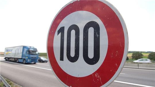 Seit Anfang Februar gilt auf der A27 zwischen den Anschlussstellen Neuenwalde und Nordholz Tempo 100. 