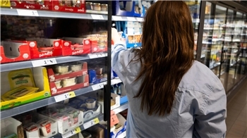 Seit Anfang Februar verzeichnet etwa Rewe eine stark gestiegene Nachfrage nach Skyr, die durch aktuelle Social-Media-Trends verstärkt werde.