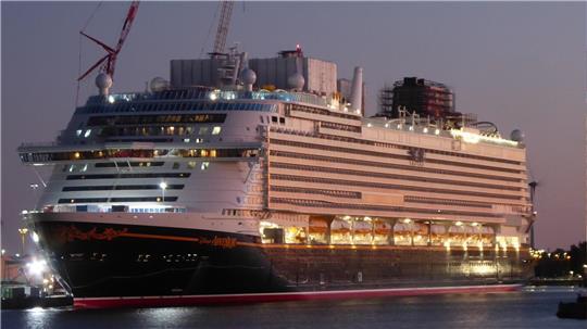 Seit Anfang September schon liegt das größte jemals in Deutschland gebaute Kreuzfahrtschiff, die „Disney Adventure“, zur Fertigstellung im Bremerhavener Überseehafen, an der neuen Ausrüstungskaje der Lloyd Werft.