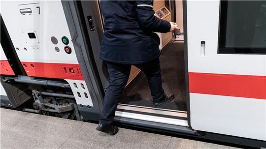 Seit Anfang des Jahres sind die ICE L Fernverkehrszüge mit einem stufenlosen Einstieg in Deutschland unterwegs. (Archivbild)