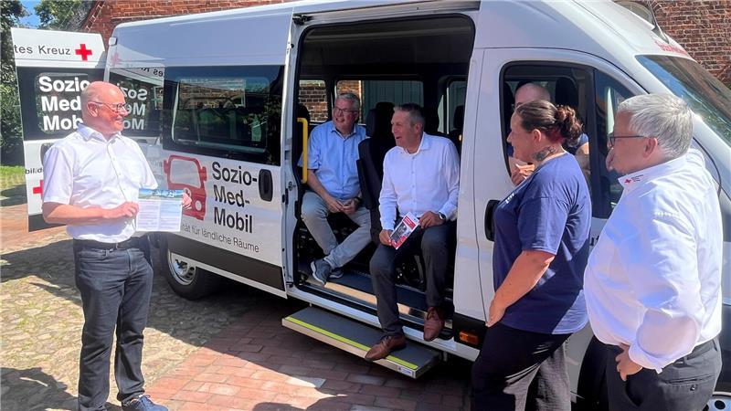 Kein eigenes Auto, um zum Arzt zu kommen? Dieses Projekt hilft Horneburgern Seit August 2025 fährt das Sozio-Med-Mobil durchs Alte Land. Nächstes Jahr soll Horneburg dazukommen.