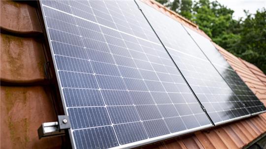 Seit August gibt es für Privatnutzer weniger Geld für Solarstrom vom Dach.
