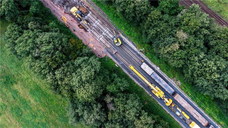 Seit August wird die Bahnstrecke zwischen Berlin und Hamburg umfassend saniert. (Archivbild)