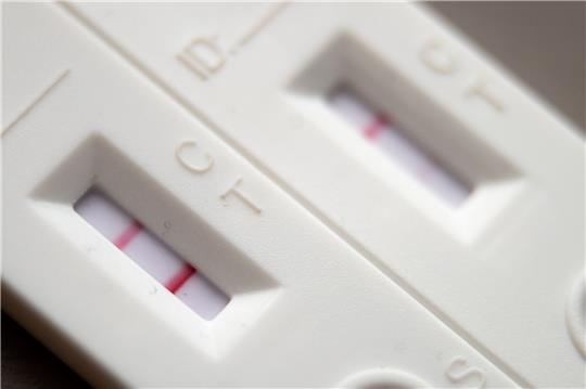 Seit Ausbruch der Pandemie im Februar 2020 haben sich in Hamburg mindestens 404.379 Menschen nachweislich mit dem Coronavirus infiziert. Foto: dpa-Bildfunk