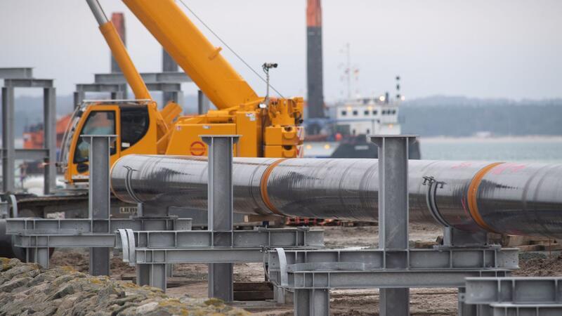 Deutsche Energiepolitik gefällt Energieagentur-Chef Birol Seit Beginn des russischen Angriffs auf die Ukraine werden in Deutschland vermehrt LNG-Terminals gebaut - wie hier in Sassnitz auf Rügen. IEA-Chef Birol lobt die schnelle Wende der deutschen Energiepolitik.