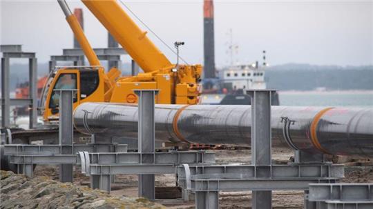 Seit Beginn des russischen Angriffs auf die Ukraine werden in Deutschland vermehrt LNG-Terminals gebaut - wie hier in Sassnitz auf Rügen. IEA-Chef Birol lobt die schnelle Wende der deutschen Energiepolitik.