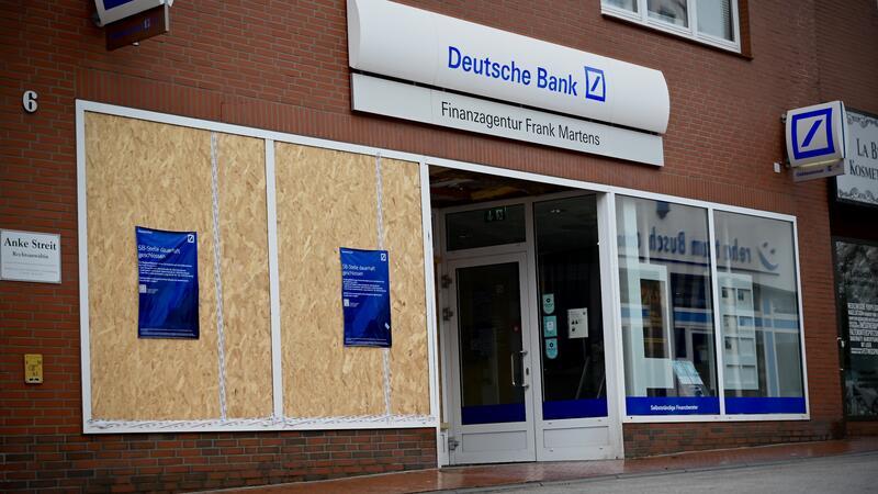 Nach spektakulärem Überfall: Deutsche Bank in Harsefeld schließt für immer Seit Dezember ist die Fensterscheibe mit Sperrholz verriegelt. Seit Kurzem informieren darauf Plakate über die Schließung.