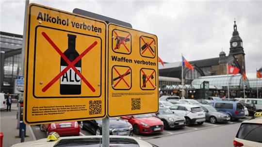 Seit Dienstag dürfen alkoholische Getränke auf dem Heidi-Kabel- und dem Hachmannplatz weder mitgeführt noch konsumiert werden.