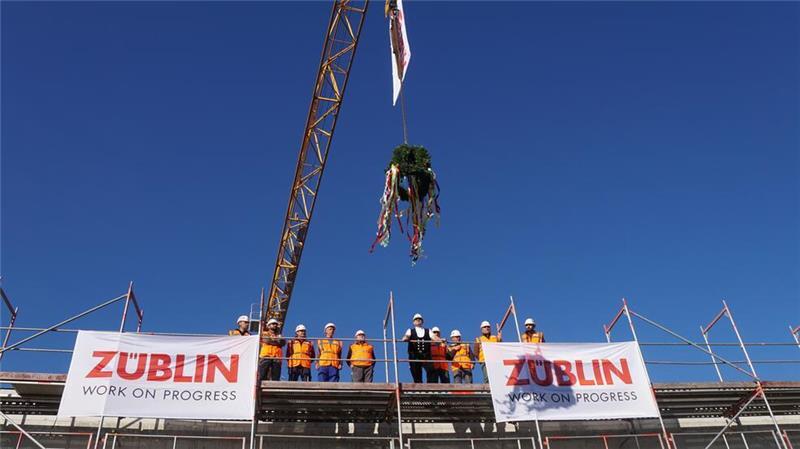 Seit Donnerstag weht die Richtkrone über dem Erweiterungsbau der OsteMed-Klinik in Bremervörde.