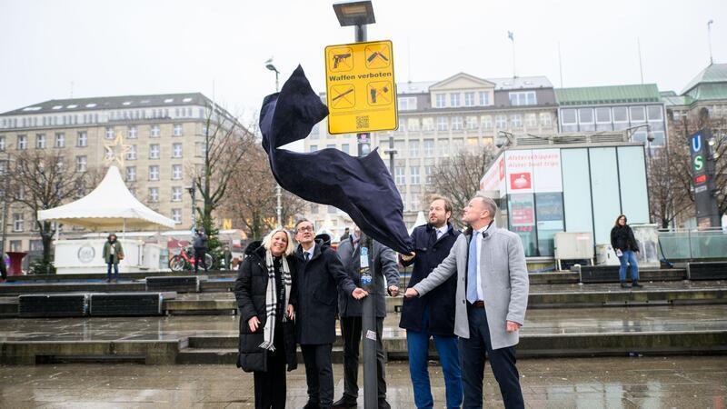 Seit Einführung des Waffenverbots im Hamburger Nahverkehr sind rund 30.000 Menschen kontrolliert worden. (Archivbild)
