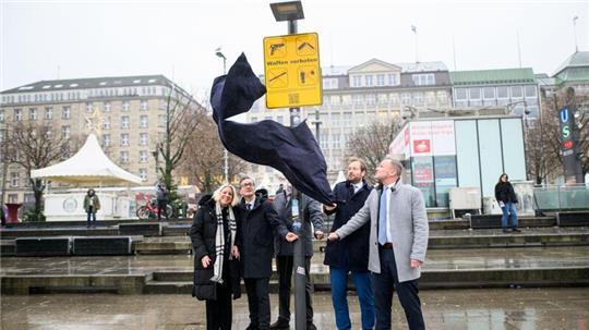 Seit Einführung des Waffenverbots im Hamburger Nahverkehr sind rund 30.000 Menschen kontrolliert worden. (Archivbild)