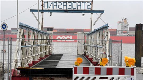 Seit Ende 2024 ist der Anleger Stadersand außer Betrieb. Der Ponton ist nicht mehr zu retten, die Brücke (Foto) wird repariert.