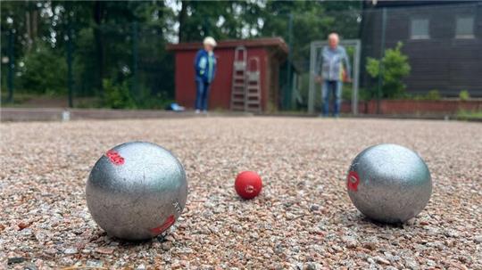 Seit Ende Mai können Boulefreunde die neue Boulebahn neben dem Tennisgelände bespielen.