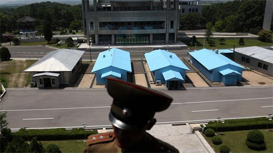 Seit Ende des Koreakriegs 1953 werden Nord- und Südkorea entlang der sogenannten demilitarisierten Zone (DMZ) getrennt - hier zu sehen von der nördlichen Seite.