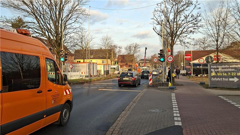 Autos fahren im Februar 2026 durch die Baustelle auf der Harburger Straße in Stade.