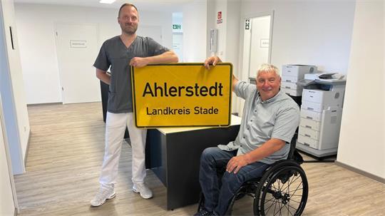 Seit Frühjahr der neue Hausarzt in Ahlerstedt: Max Plötzke (links) mit Bürgermeister Uwe Arndt.