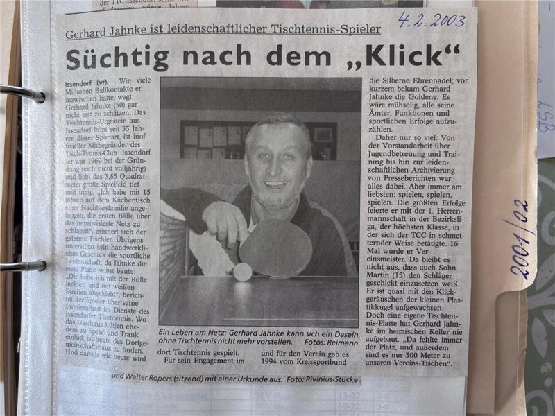 Duden als Tischtennisnetz: Gründungsmitglied des TTC Issendorf geehrt Seit Gründung des Vereins sammelt Gerhard Jahnke Zeitungsausschnitte über seinen Verein.