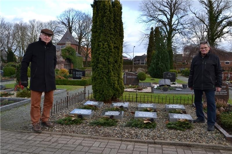 Seit Jahren kümmert sich Friedhofswärter Günther Burwieck (rechts) um das Gedenkfeld auf dem Friedhof in Freiburg. Herbert Bruns (links) koordinierte nun die Aufarbeitung der Gedenktafeln. Es werden noch drei hinzukommen. Foto: Helfferich