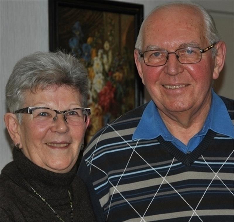 Seit Jahren sind sie schon aktiv: Marianne und Manfred Sosnowski vor einem seiner gestickten Bilder im Wohnzimmer ihres Hauses auf dem Schragenberg. Foto Lohmann