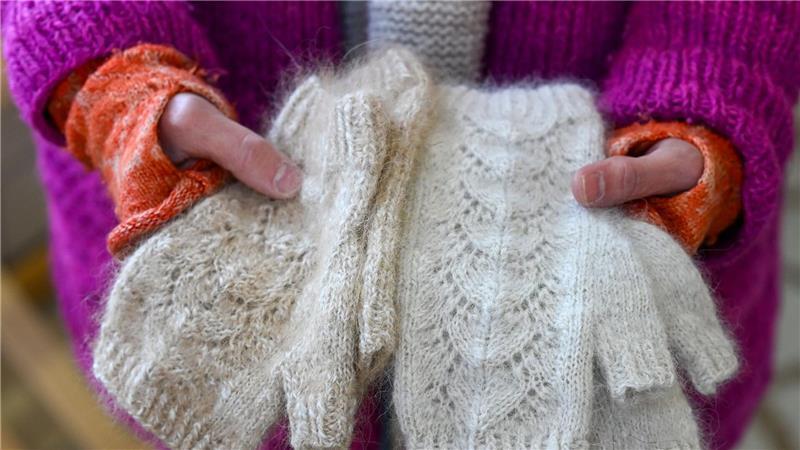 Seit Jahren spinnt Svenja Suhr Garn aus Hundehaaren und strickt daraus auch Schals, Stulpen und andere Accessoires. 