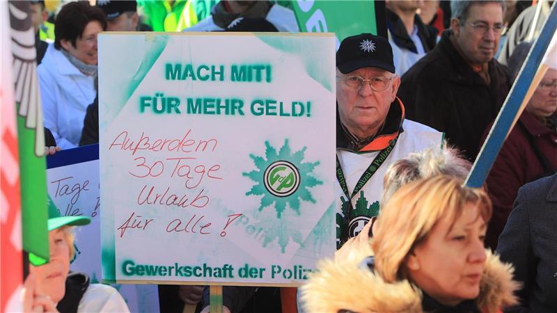 Tarifrunde mit Winterstreiks? Seit Jahren treten Länderbeschäftigte für mehr Gehalt und bessere Bedingungen ein, wie hier 2013 in Magdeburg. (Archivfoto)