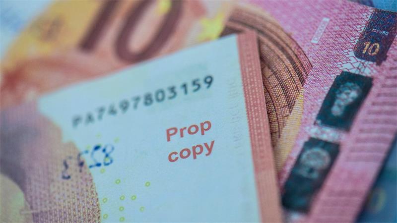 Bundesbank: Weniger Falschgeld in Deutschland Seit Jahren werden in großem Stil Scheine mit Aufdrucken wie „MovieMoney“ oder „Prop copy“, die im Internet als Spielgeld oder Filmrequisite angeboten werden, in Umlauf gebracht. (Archivbild)