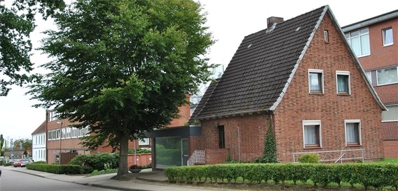 Seit Jahrzehnten in Dollern ansässige Einzelhandelsbetriebe wollen sich weiter entwickeln: Edeka (oben) und Krümet (links) wollen ihre Verkaufsflächen vergrößern, Mohr will an der Stelle des Einfamilienhauses eine Parkpalette bauen. Fotos L